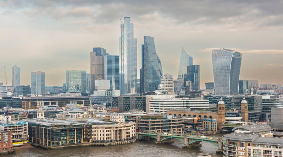 中汽协:2025年7月汽车出口57.5万辆 环比降2.8% 同比增22.6%